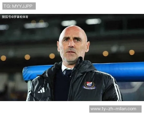 海港新闻官分享球队全家福穆斯卡特居中六名外援齐聚一堂 海港新闻官分享球队全家福穆斯卡特居中六名外援齐聚一堂