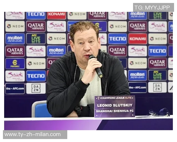 申花主帅斯卢茨基现场观战德约科维奇比赛享受偷闲时光 申花主帅斯卢茨基现场观战德约科维奇比赛享受偷闲时光