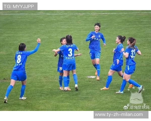 武汉车谷江大女足赛后自豪展示国旗合影庆祝中国骄傲时刻 武汉车谷江大女足赛后自豪展示国旗合影庆祝中国骄傲时刻