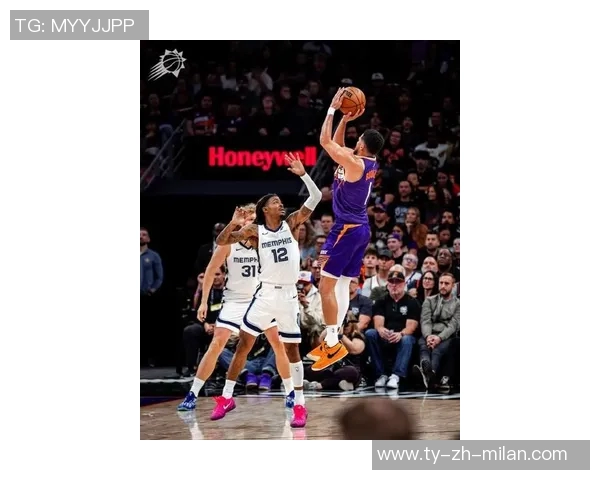 布克高效表现16投10中罚球全中独得31分助球队争胜 布克高效表现16投10中罚球全中独得31分助球队争胜